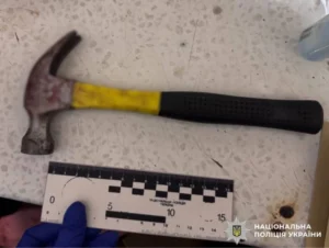 На Київщині чоловік кілька разів вдарив жінку молотком по голові: постраждала у лікарні