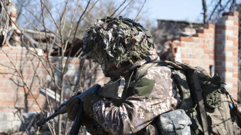 На Лиманському напрямку Сили оборони вирівняли фронт і знищили полк противникаСили оборони України вирівняли лінію фронту та покращили тактичне положення на Лиманському напрямку. У результаті спільних
штурмових дій Третього армійського корпусу та ГУР МО знищено полк російської армії, значну кількість окупантів взято в полон.Війна в Україні • 18 грудня, 07:22 • 7796 перегляди