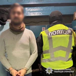 Киянин поранив ножем двох пасажирів столичного метро на Контрактовій площі