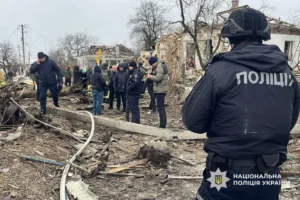 Російська ракета влучила в житловий мікрорайон Умані: поліція показала наслідки удару