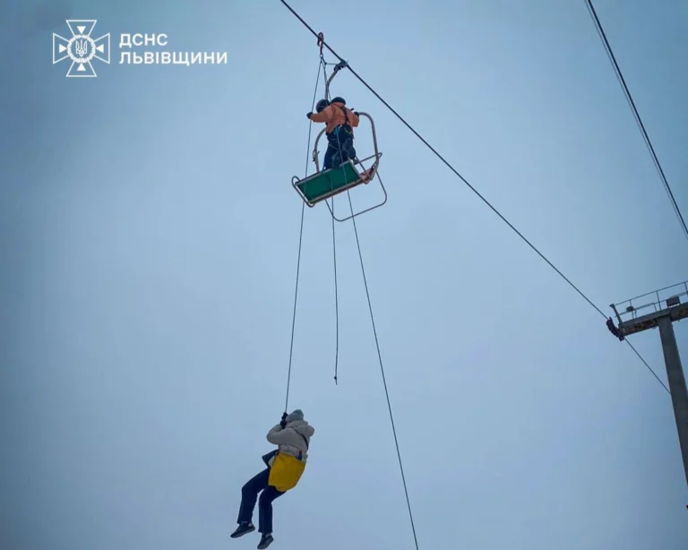 63 застряглих туристів уже зняли з підйомника у Карпатах: показали кадри порятункуНа горі Захар Беркут у Львівській області триває рятувальна операція. З крісельного підйомника знято 63 людини, серед яких 35
дітей, із загальної кількості 80 осіб.Суспільство • 12:24 • 1900 перегляди