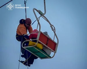На горі Захар Беркут завершили порятунок застряглих туристів: 78 людей зняли з підйомника