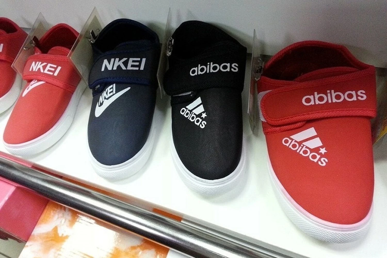 Навіть військову форму замовляють у Китаї: російська модна індустрія зіткнулася з падінням попиту та закриттям магазинів