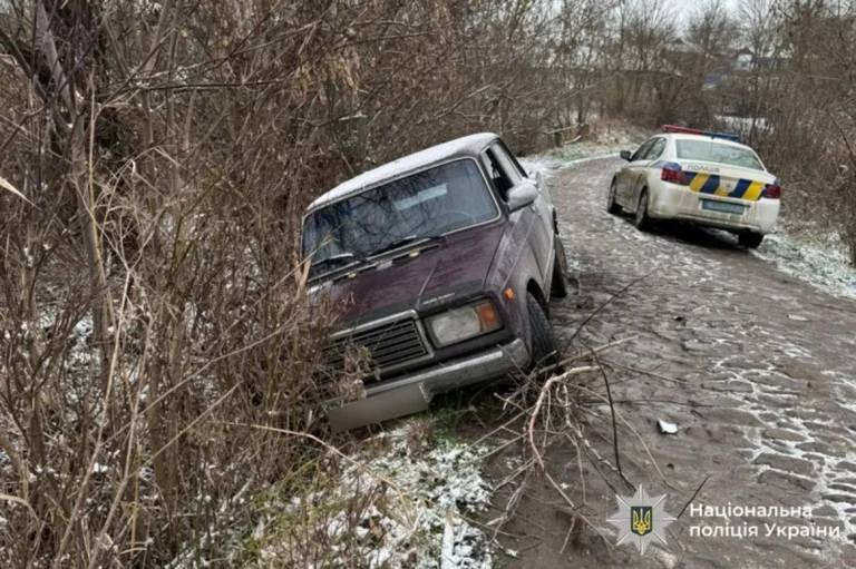 За одну ніч викрав два автомобілі та потрапив на них у дві ДТП: на Вінниччині поліція затримала зловмисника