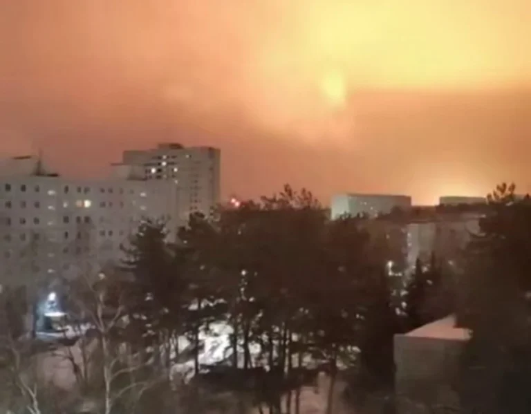 Безпілотники атакували російське місто сизрань: влучання по НПЗ та підстанціях – ЗМІ