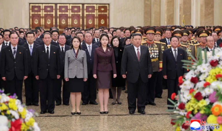 Готують наступницю: донька Кім Чен Ина вперше відвідала державний мавзолей