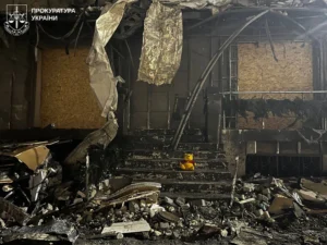 Жінку, виявлену під завалами харківського багатоповерхового будинку, ідентифікували як матір загиблого хлопчика