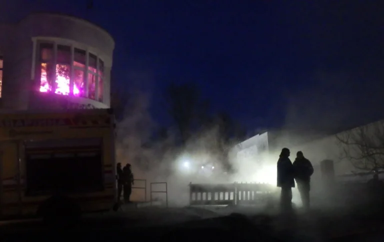 У Києві 16-річна дівчина впала в яму з окропом: поліція відкрила кримінальне провадження