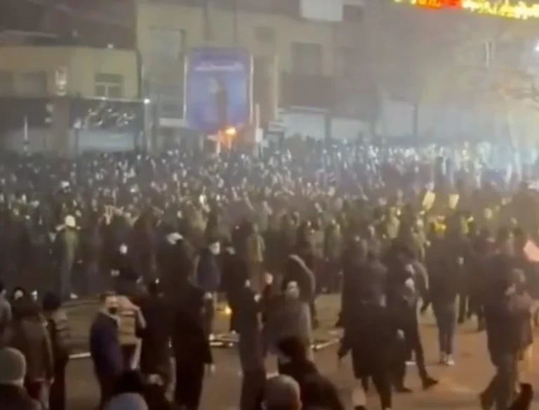 Білий дім розглядає варіанти авіаударів по Ірану у разі розстрілу протестувальників – WSJ