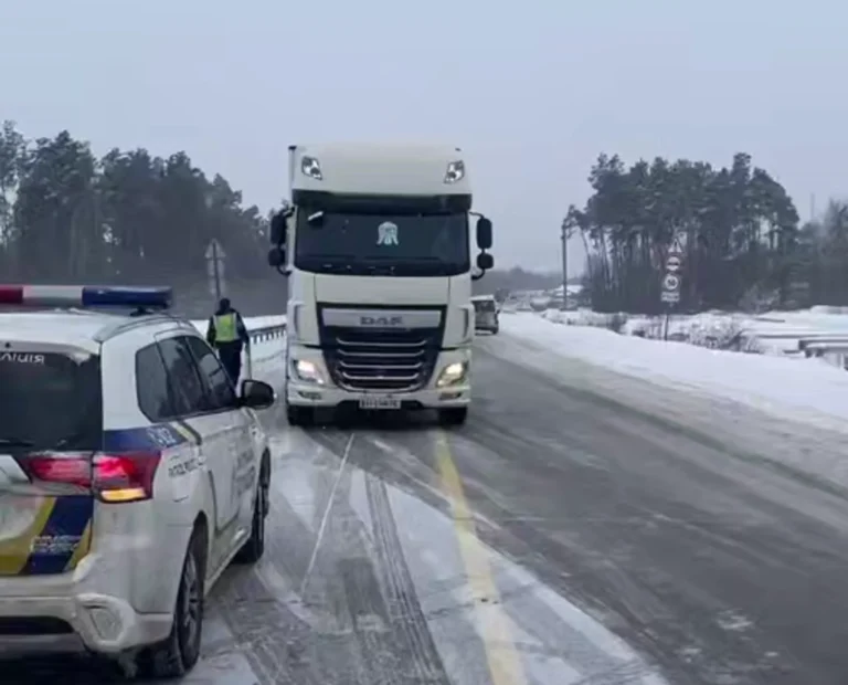 На Житомирщині ускладнено рух на трасі Київ-Чоп через ДТП: деталі