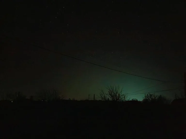 Маріуполь занурився у темряву: удар по підстанції спричинив масовий блекаут