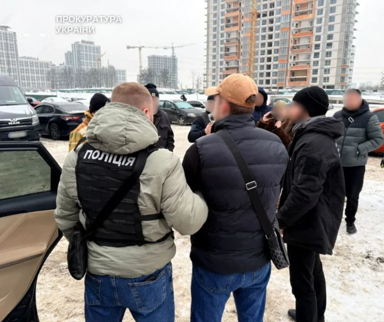 У Києві викрили схему збуту підроблених доларів: фальшиві купюри продавали за пів ціни