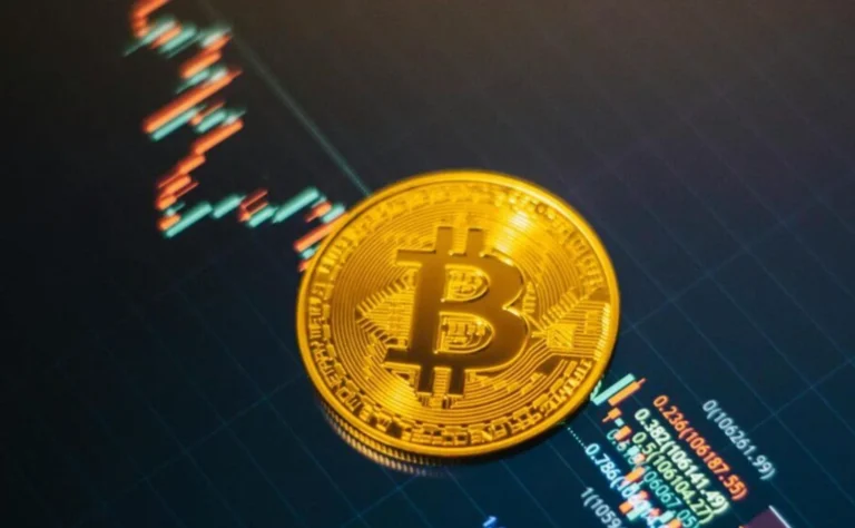 Біткойн впав нижче 64 тис. доларів після удару США та Ізраїлю по Ірану – Bloomberg