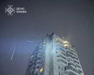 Російський дрон уночі влучив у багатоповерхівку в Києві: показали наслідки