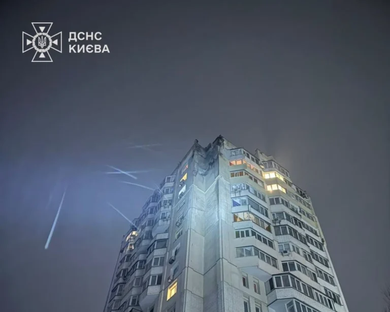 Російський дрон уночі влучив у багатоповерхівку в Києві: показали наслідки