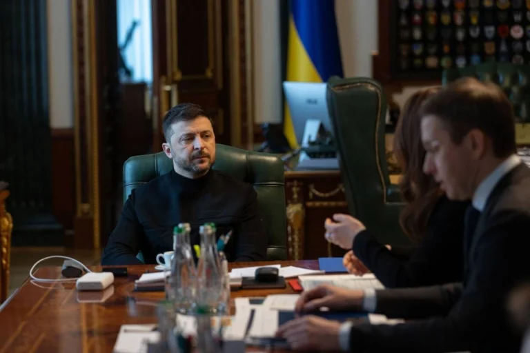 Газ українцям забезпечується попри атаки рф, імпорт достатній – Зеленський