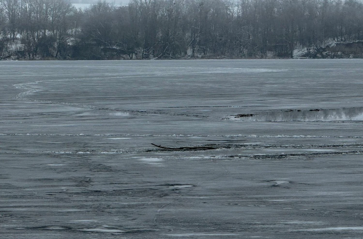 Пішов на риболовлю з сином і провалився під кригу: на Вінниччині загинув чоловік