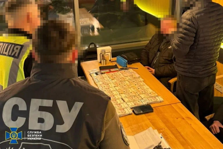 Вимагав “відкат” за поставку навчального обладнання до київських шкіл: у СБУ розповіли деталі затримання посадовця КМДА