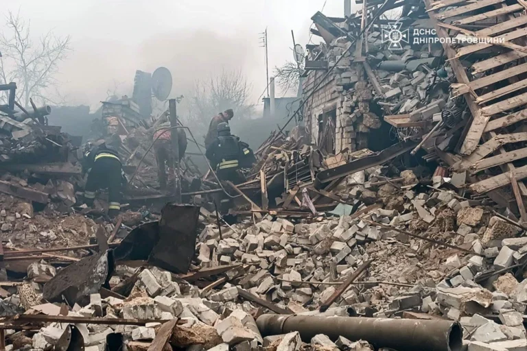 Обстріли Дніпропетровщини 7 лютого: серед поранених діти та масштабні руйнування цивільної інфраструктуриросійські війська обстріляли два райони Дніпропетровщини 7 лютого, поранивши шістьох людей, включаючи дітей. Зафіксовано значні
пошкодження житлового сектору та соціальних об'єктів.Війна в Україні • 7 лютого, 17:45 • 3182 перегляди