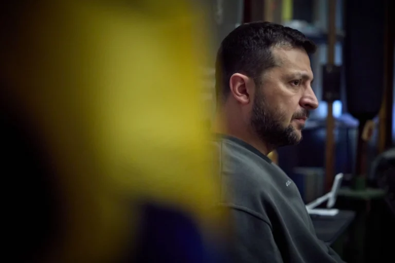 Зеленський: путіна не можна зупинити поцілунками чи квітами, моя порада всім – не робіть цього