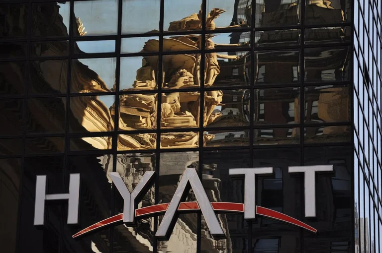 Голова Hyatt Hotels Прітцкер йде у відставку через зв’язки з Епштейном