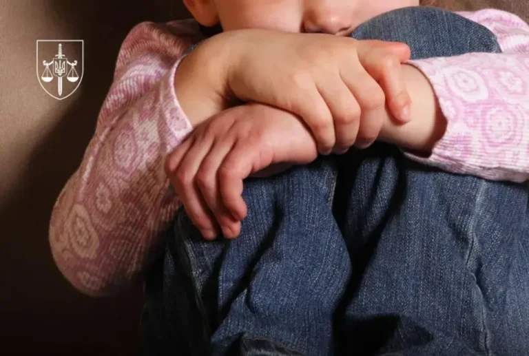 Ґвалтував дитину співмешканки 8 років – жителю Хмельниччини загрожує довічне ув’язнення