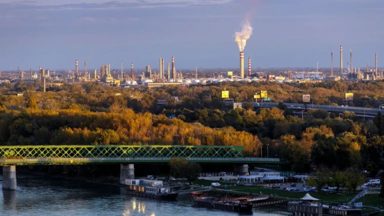 Словаччина оголосила надзвичайну ситуацію в нафтовій галузі на тлі пошкодження “Дружби”