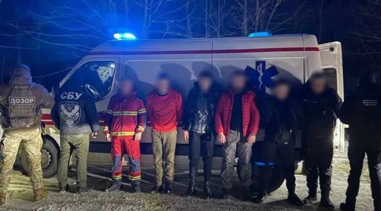 Ціна питання – 60 тис. доларів. На Буковині затримали “швидку” з ухилянтами