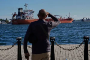 Танкер із російським паливом зупинився на шляху до Куби