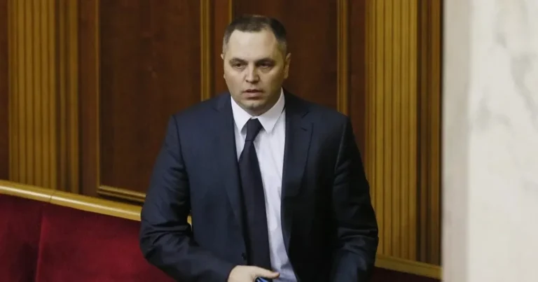 У Німеччині затримали ймовірного вбивцю Портнова – ЗМІІспанська поліція заарештувала в Німеччині українця, підозрюваного у вбивстві Андрія Портнова біля школи в Мадриді у травні 2025
року. Портнова застрелили в спину, коли він сідав у машину після того, як відвіз дочок до школи.Кримінал • 25 лютого, 16:46 • 3146 перегляди