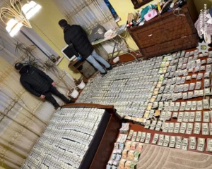 Матір і сина – лікарів викрили на схемі фіктивної інвалідності, під час обшуків знайшли сотні тисяч у валюті