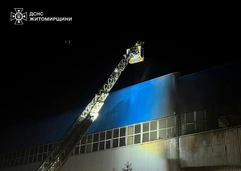 На Житомирщині росіяни атакували інфраструктуру, пожежі загасилиВночі ворог завдав ударів по інфраструктурі Житомирської області, спричинивши дві пожежі. Рятувальники ліквідували вогонь, жертв
та постраждалих немає.Війна в Україні • 7 березня, 09:13 • 3086 перегляди