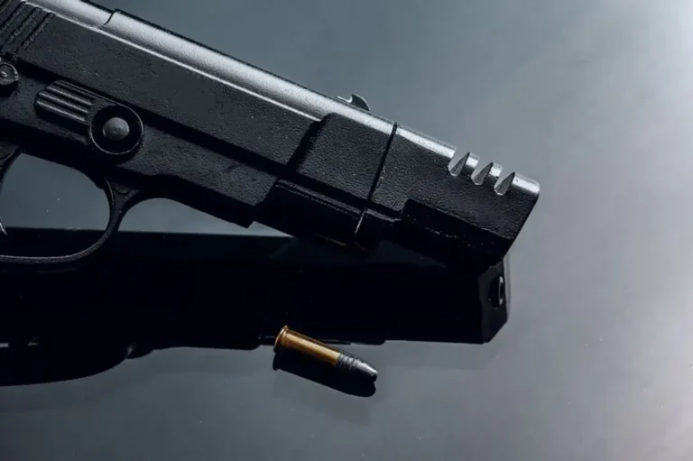 У Запоріжжі поліцейський стріляв для відбиття нападу, нападника знайшли мертвим неподалік, ним виявився військовий у СЗЧ – поліціяПатрульний застосував зброю проти агресивного чоловіка з пістолетом. Нападник виявився військовим у СЗЧ, його знайшли мертвим
неподалік місця події.Суспільство • 16 березня, 09:22 • 4886 перегляди