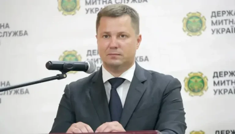 Злочинна недбалість чи корупційна зацікавленість: чому Владислав Суворов не реагує на порушення на митниціЗаступник голови Держмитслужби не ініціює перевірки понад 10 тисяч підроблених сертифікатів EUR. 1. Тим часом його родина купує
елітне житло та авто.Політика • 16 березня, 11:53 • 30117 перегляди