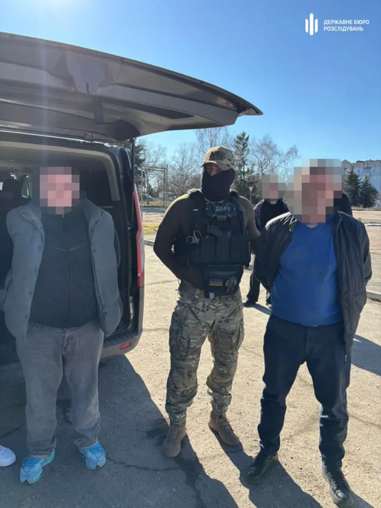 Ексдепутат та військовий продавали за $11,5 тис. "непридатність" до службиУ Кропивницькому ДБР затримало спільників, які обіцяли фіктивні діагнози для уникнення мобілізації. Фігурантам загрожує до восьми
років позбавлення волі.Суспільство • 16 березня, 12:00 • 3980 перегляди