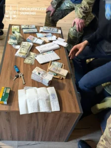 Вимагали понад 600 тис. доларів хабаря у справі про бурштин - в Офісі Генпрокурора заявили про викриття двох посадовців СБУ