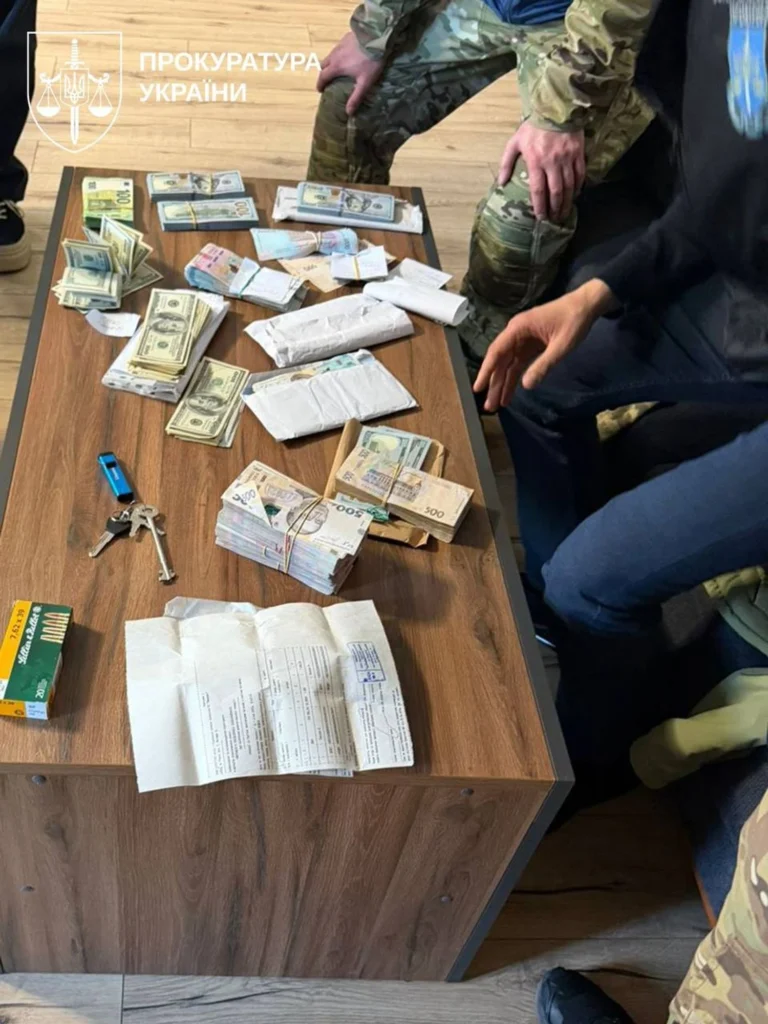 Вимагали понад 600 тис. доларів хабаря у справі про бурштин – в Офісі Генпрокурора заявили про викриття двох посадовців СБУ