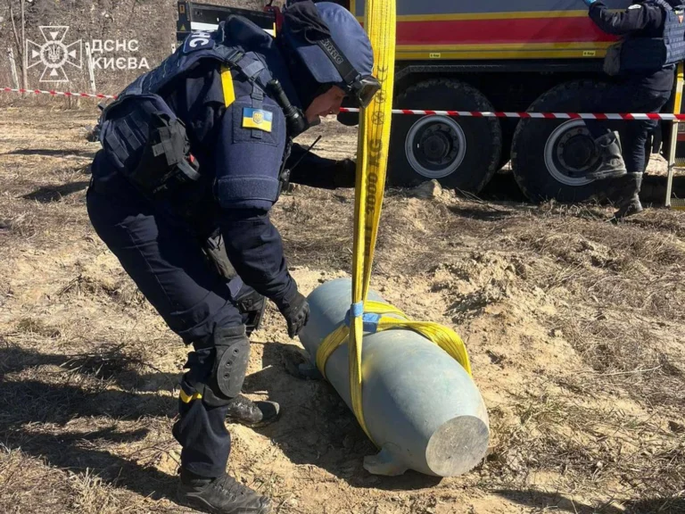 Сапери МВС за тиждень знешкодили 39 нездетонованих боєчастин російських ракет – КлименкоПіротехніки ДСНС та поліції знешкодили 39 боєчастин ракет у шести областях України. Фахівці здійснили майже 90 виїздів для
ліквідації наслідків атак.Суспільство • 16 березня, 17:06 • 3868 перегляди