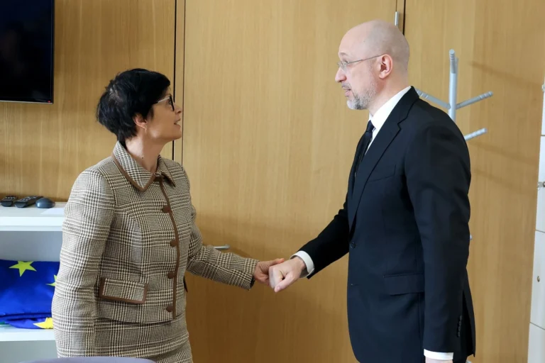 ЄС завтра відкриває технічні перемовини щодо наступних кластерів для України – Марта КосЄврокомісарка Марта Кос анонсувала технічні переговори щодо всіх кластерів вступу до ЄС. Союзники G7 модернізують українську
енергетику проти атак рф.Економіка • 16 березня, 17:43 • 51691 перегляди