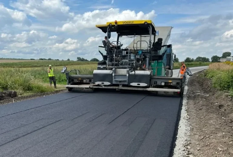 Уряд розподілив 12 млрд гривень на ремонт доріг – КулебаКабмін розподілив 12,6 млрд грн на утримання автошляхів та розвиток пунктів пропуску. Основні роботи на міжнародних трасах
планують завершити до травня.Економіка • 16 березня, 18:24 • 4378 перегляди