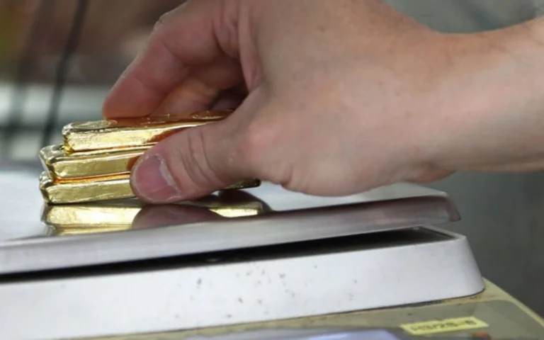 Золото стабілізувалося на тлі падіння долара і нафтової кризи, срібло трохи зросло