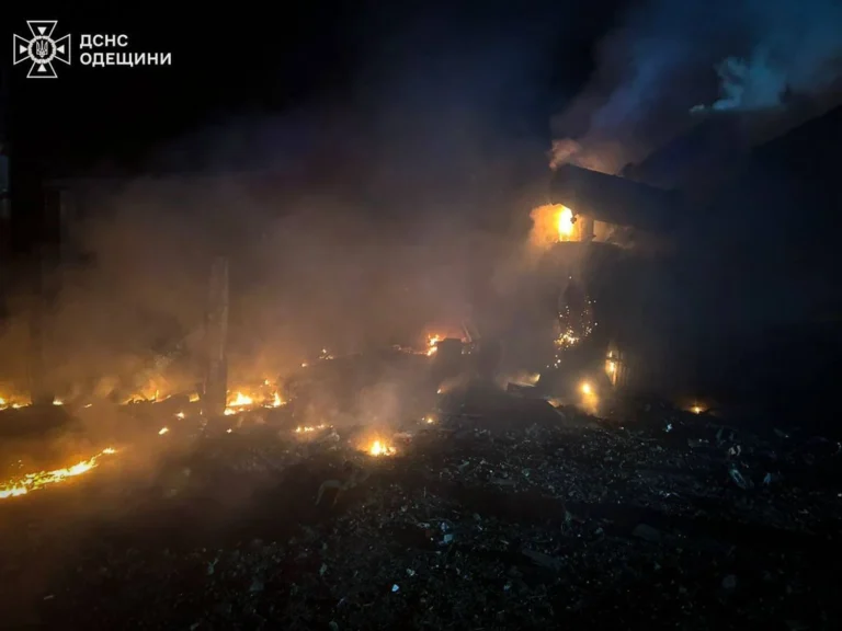 рф вдарила по енергетиці і портовій інфраструктурі на Одещині, є перебої зі світломНічна атака пошкодила промислові та портові об'єкти на півдні області. Через атаку на енергетику частину населених пунктів
залишено без світла.Війна в Україні • 17 березня, 06:48 • 3286 перегляди