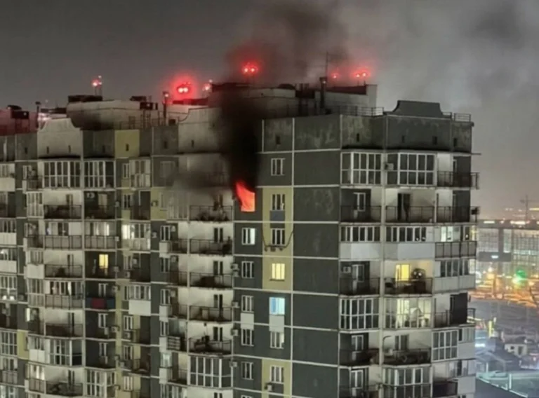 Дрони вночі атакували краснодар – є загиблий і пожежіБезпілотники пошкодили багатоповерхівку, медцентр та електромережі у краснодарі. Один чоловік загинув, влада рекомендує дітям не
йти до школи сьогодні.Світ • 05:18 • 1478 перегляди