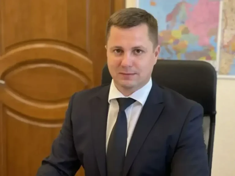 ЕксклюзивКомісія з добору голови Держмитслужби перевірить доброчесність Суворова з урахуванням даних про його майно та професійну діяльністьКомісія з добору голови Державної митної служби врахує інформацію про статки Владислава Суворова та його родичів. Також перевірять
його можливі зв'язки з оточенням Януковича.Політика • 23 березня, 09:58 • 42641 перегляди