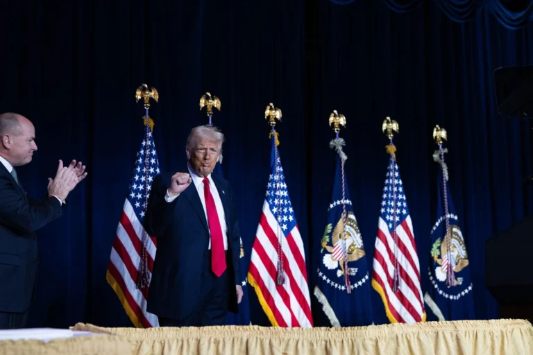 Рішення Трампа відкласти дедлайн для Ірану частково спрямоване на заспокоєння ринків – BloombergПрезидент США оголосив п'ятиденну паузу в атаках на енергооб'єкти Ірану для стабілізації цін на нафту. Тегеран заперечує факт
проведення переговорів.Економіка • 23 березня, 16:02 • 5032 перегляди