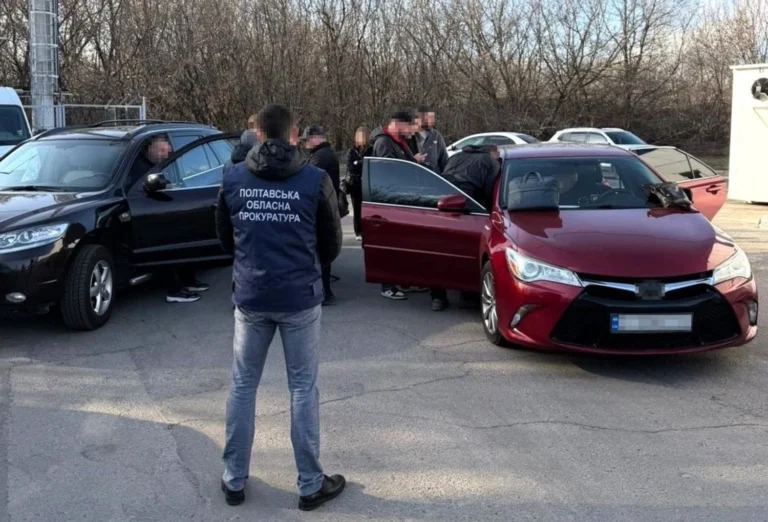 Продавали інвалідність за 13 000 доларів – на Полтавщині затримали лікаря і двох посередників