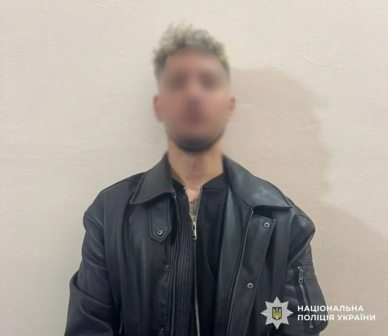 У Києві затримали іноземця за пограбування чоловіка біля ресторану в Печерському районі