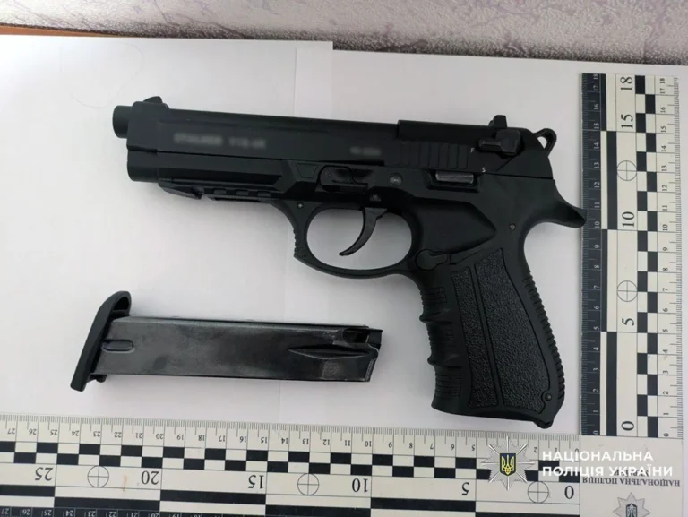 Двоє чоловіків у балаклавах напали на ветерана через чверть мільйона, їх затримали – поліція