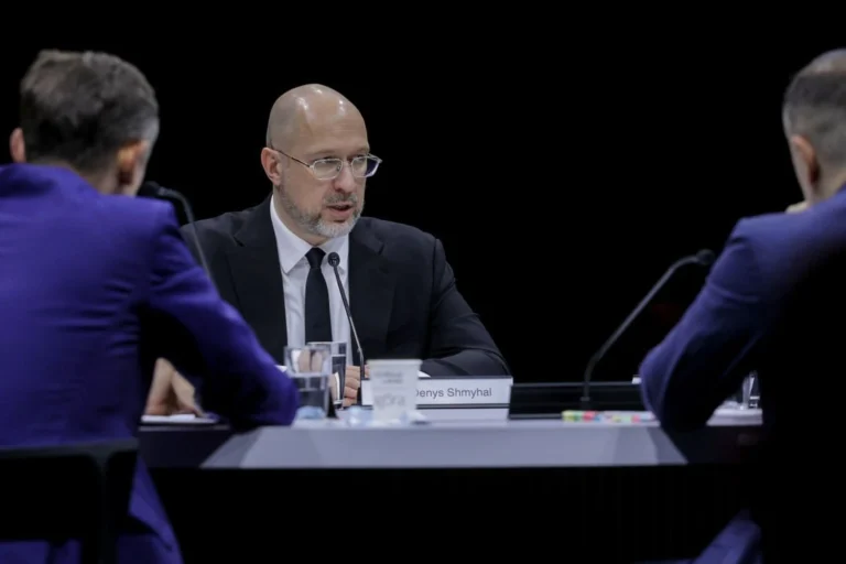 Шмигаль представив у США плани України з розбудови "енергетичних сот"Україна розбудовуватиме автономні енергетичні кластери та децентралізовану генерацію. Шмигаль закликав інвесторів до видобутку
газу та атомних проєктів.Економіка • 25 березня, 17:15 • 3482 перегляди