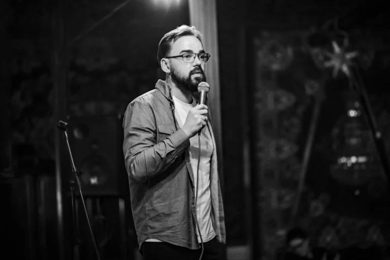 Пам’ятайте його смішним: на фронті загинув стендап-комік та військовий Артур ПетровВійськовослужбовець Артур Петров загинув під час евакуації поранених у Куп’янську-Вузловому. Він служив у 43-й окремій
механізованій бригаді з квітня 2025 року.Суспільство • 27 березня, 13:15 • 2828 перегляди